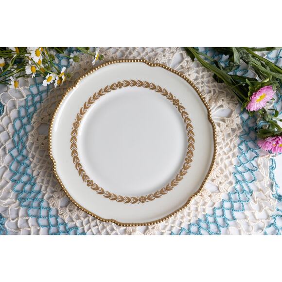Castleton Laurel pattern Lunch Plates: Timeless Elegance for Your Table Setting - Picture 1 of 6
